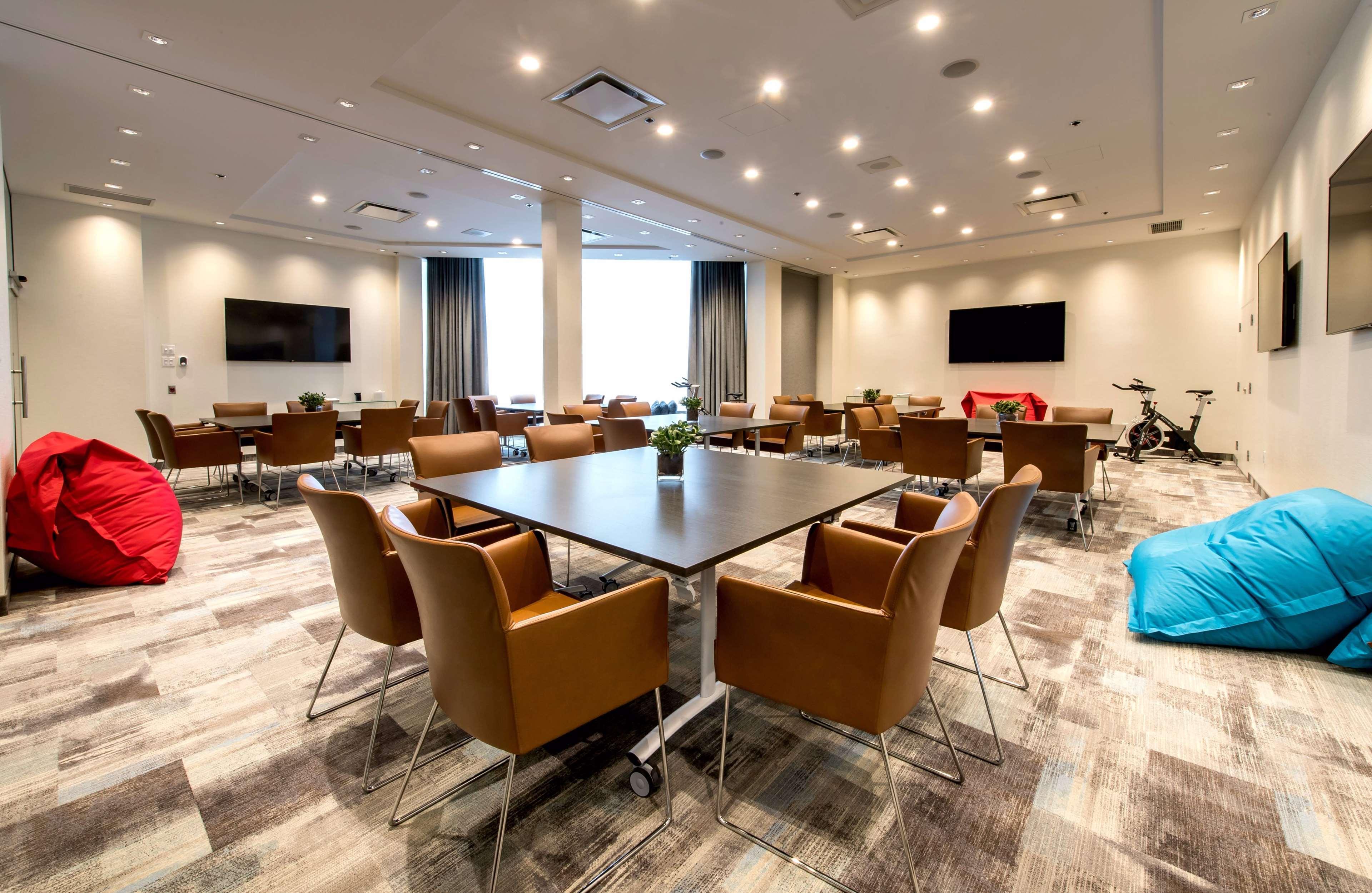 Hilton Montreal/Laval Hotel Exterior photo